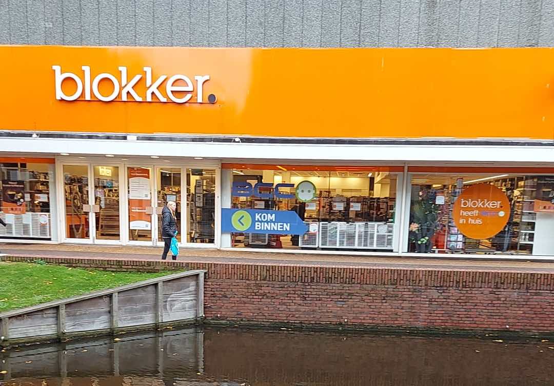 Verstenen briefpapier Magazijn BCC weg bij Blokker, Zaandam weer zonder wit- en bruingoed - De Orkaan