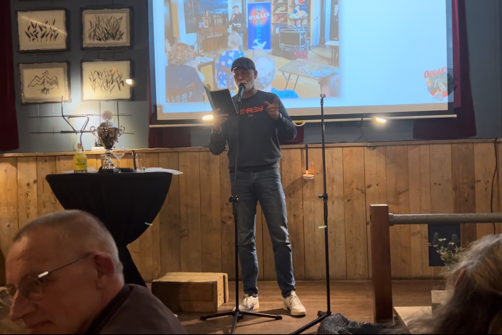 Hitte en sandalen: streekdichter Frans Reichardt loopt de Camino??