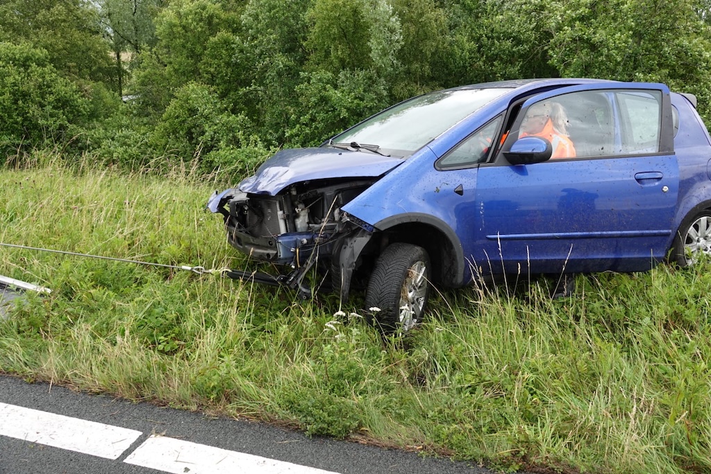 Auto in de berm na windvlaag