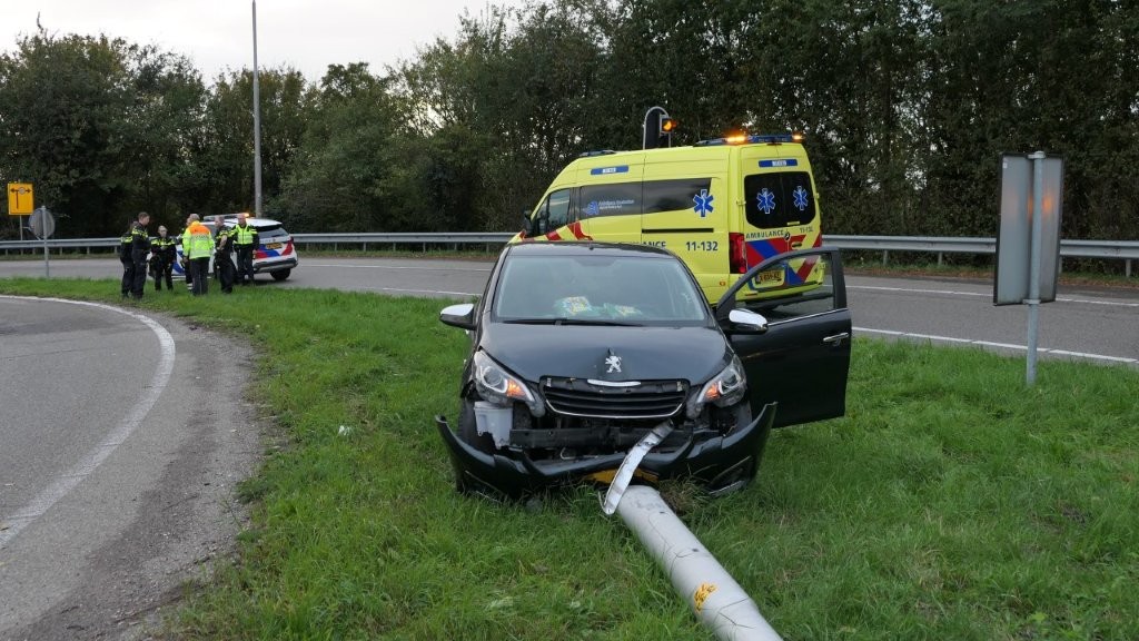 Auto rijdt lantaarnpaal omver bij Wormerveer
