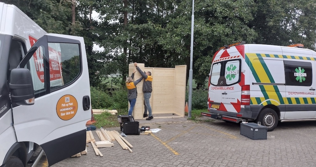 HornbachHelpt bouwt opvanghuisje voor Dierenzorg Zaanstreek