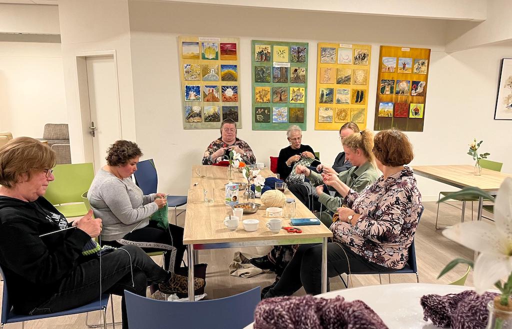 Kleine steken, groot verschil: breiclub voor daklozen