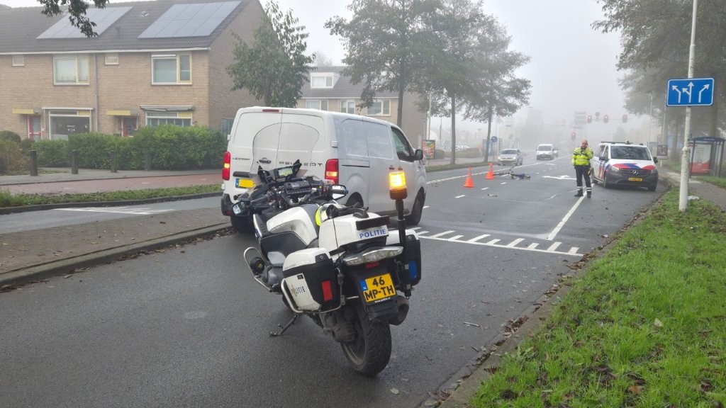 Fietsster geschept door bestelbus in Wormerveer