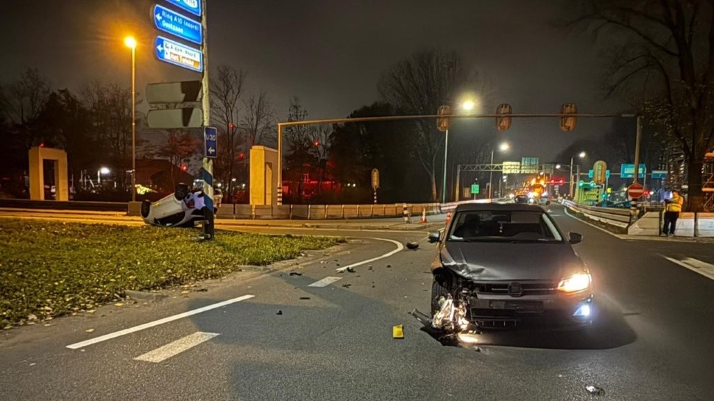 Auto slaat over de kop bij botsing op Kolkweg Oostzaan