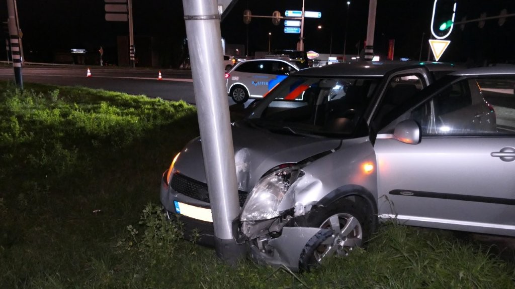 Suzuki eindigt tegen lantaarnpaal na botsing