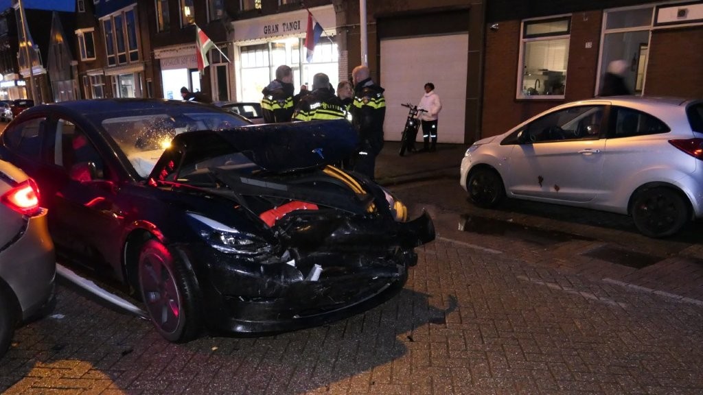Tesla richt ravage aan op Zaanweg in Wormerveer