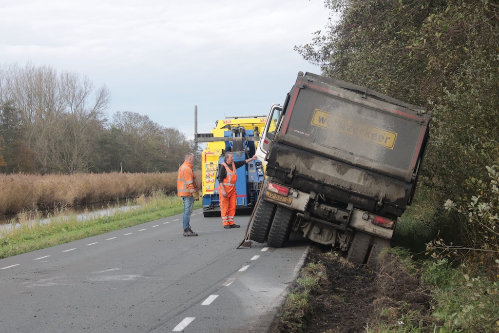 Uitwijkende Scania in berm Communicatieweg