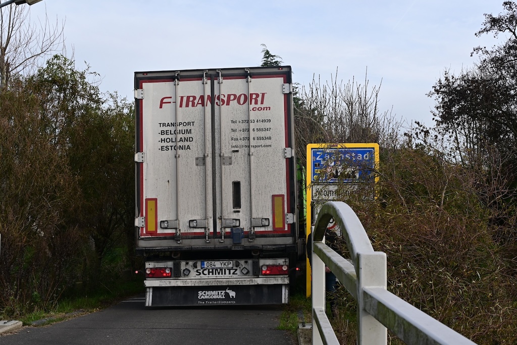 Zware jongen rijdt zich vast in Krommeniedijk