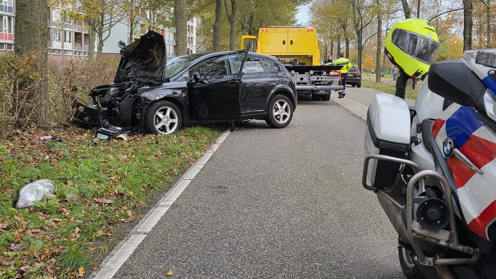 Auto knalt tegen boom in Krommenie, bestuurder gewond