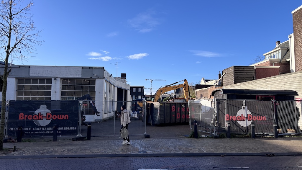 Sloop Ford-garage Westzijde begonnen