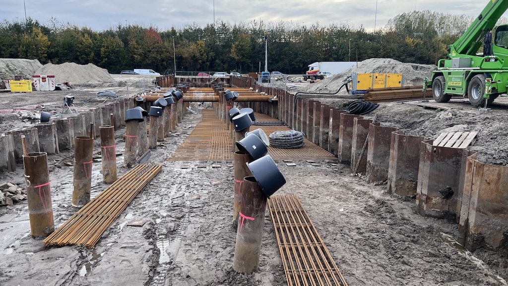 Boorpalen en ‘stempelraam’ bij fietstunnel Skoon