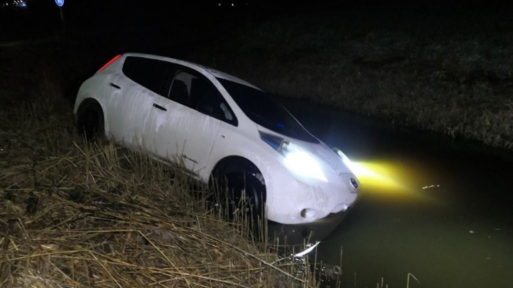 Auto te water langs Jaap Bootpad (Assendelft)