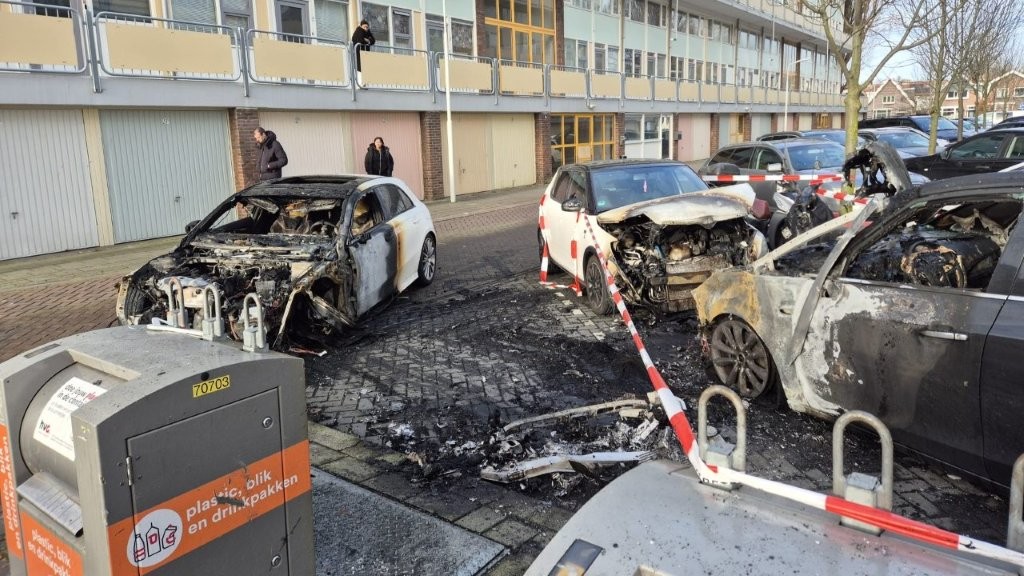Drie auto’s zwaar beschadigd door brand in Zaandam
