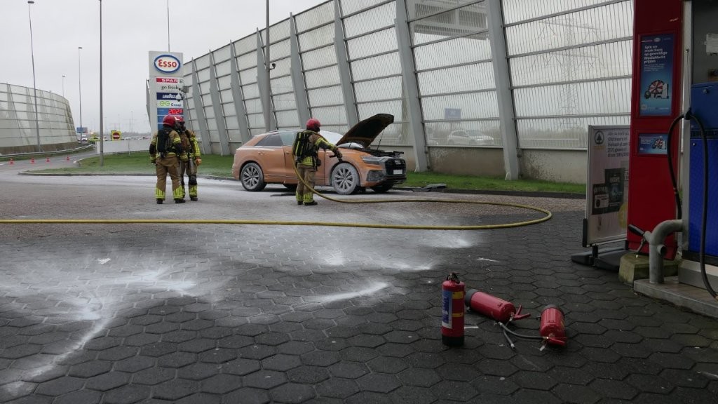 Brandende auto bij tankstation Esso Watering (Oostzaan)