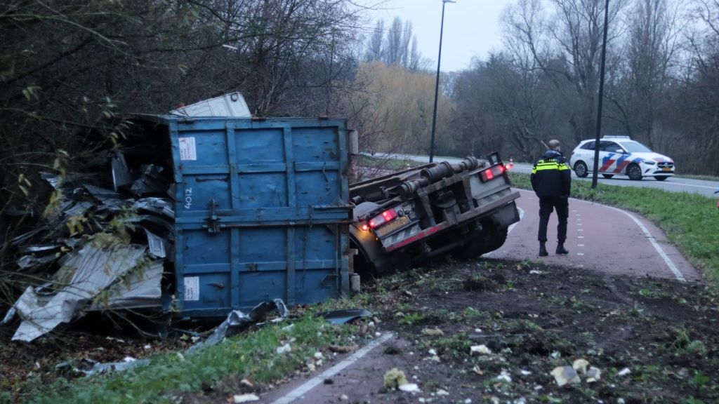 Container kantelt van vrachtwagen op Noorder IJ- en Zeedijk