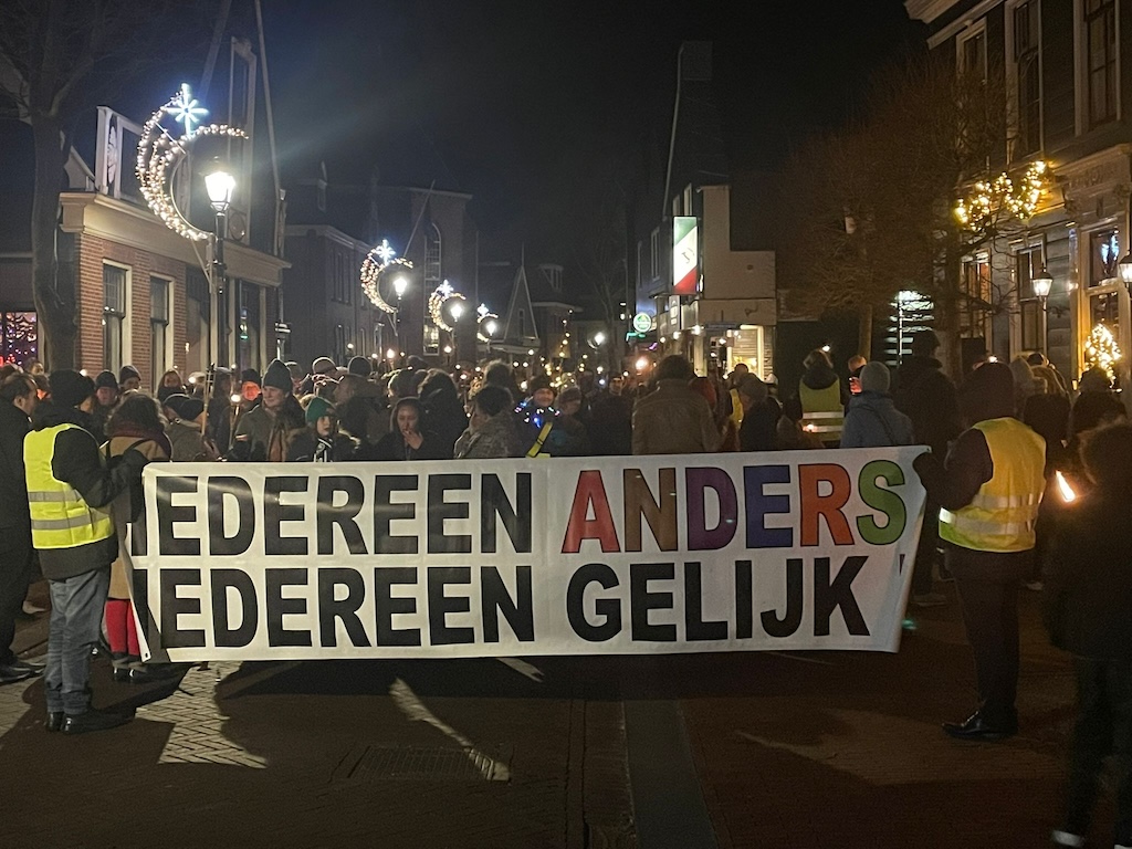 Fakkeloptocht brengt licht ??