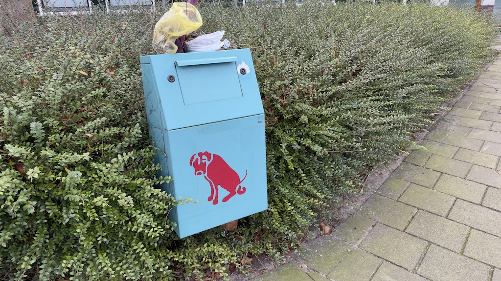 zakken-op-poepbak-dec-2025-M.-Kors