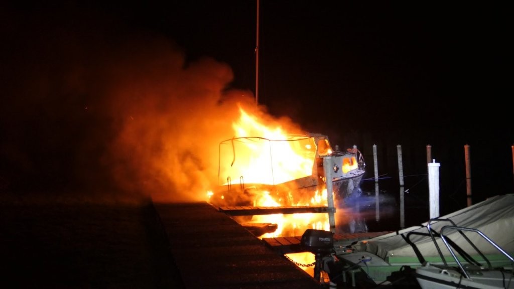 Boot volledig uitgebrand in jachthaven Wormer??