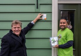 Burgemeester-met-bordje-Rijksmonument-zonder-watermerk