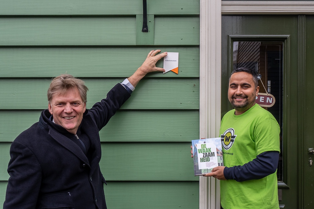 Burgemeester-met-bordje-Rijksmonument-zonder-watermerk