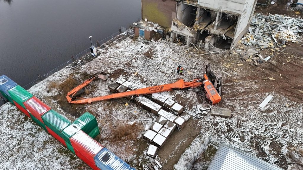 Sloopkraan valt om op Menebaterrein ??