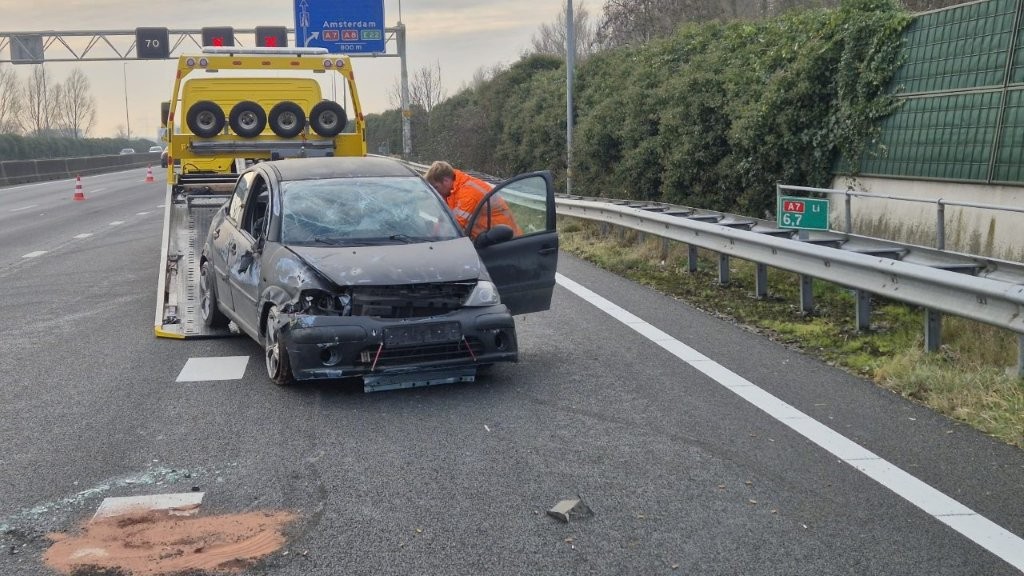 Auto op z’n kant bij ongeluk A7 (Zaandam)
