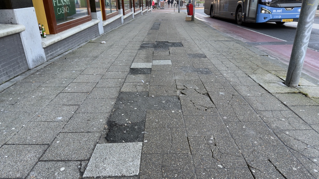 Skeve tegels, struikelend door de Zaanstreek: Beatrixbrug Zaandam