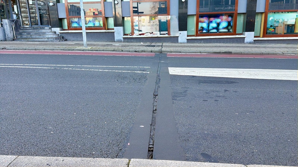 Skeve-tegels-Beatrixbrug-Zaandam-jan-2026-Marion-Kors-E