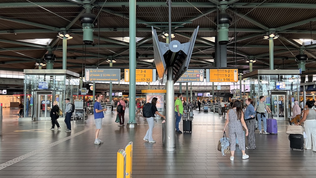 Schiphol in 2025 net onder maximum van 478.000
