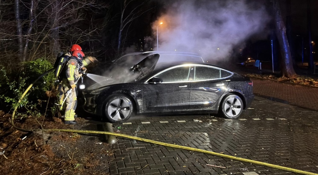 Auto in brand in Zaandam, politie onderzoekt