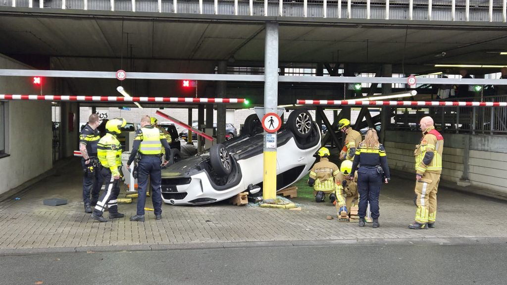 Auto ondersteboven in parkeergarage ZMC