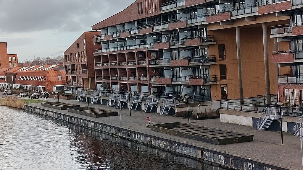 Bloembakken op de kade bij Conradwerf