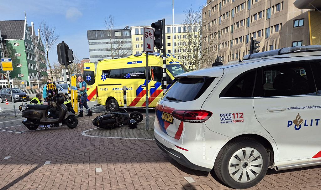 Brommers botsen bij stoplicht Houtveldweg