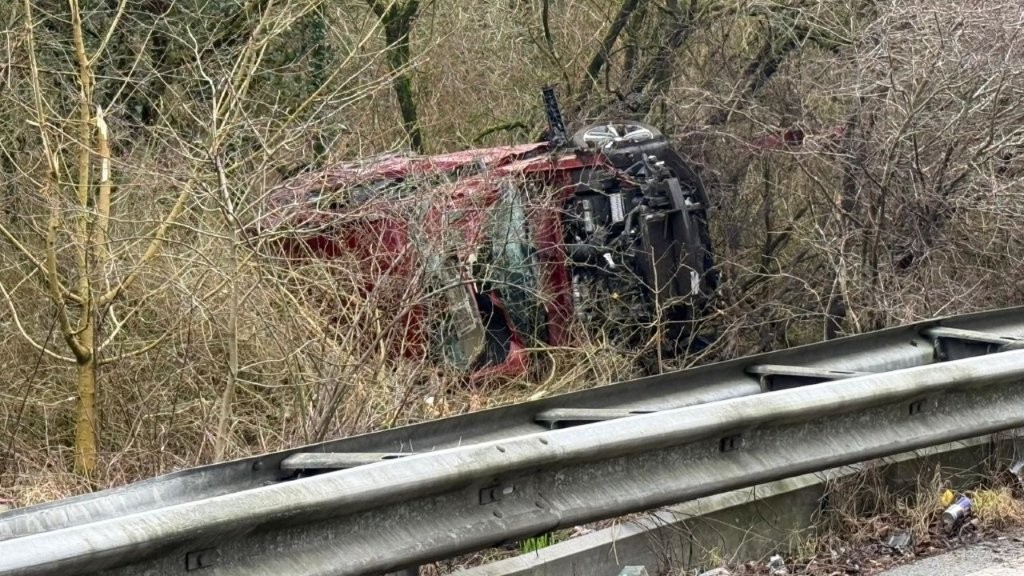 Auto over de kop bij afrit A8 naar A7 in Zaandam, afrit voorlopig afgesloten