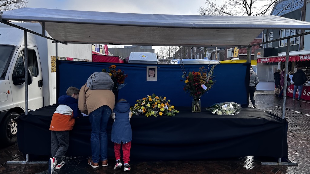 Een lege kraam… haringman Tom overleden