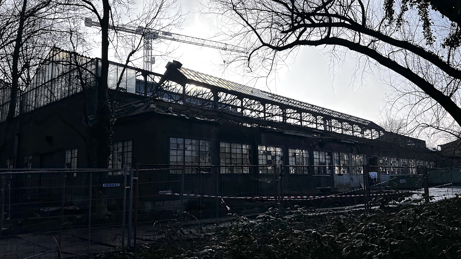 Slechts skelet rest van ‘gebouw 320’ op Hembrugterrein