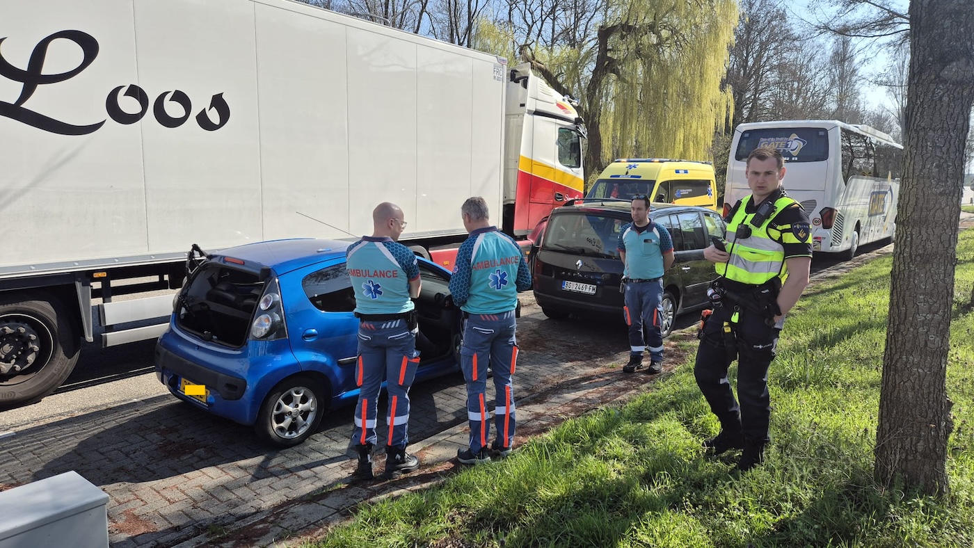 Twee gewonden na botsing met vrachtwagen op Thorbeckeweg