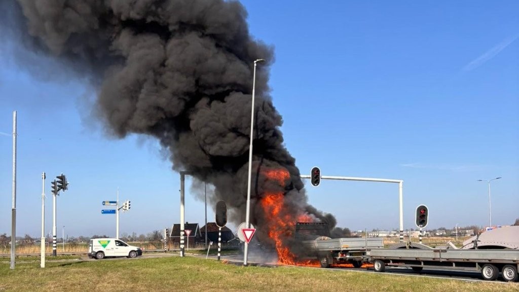 Hevige autobrand veroorzaakt lange file op A8 bij Westzaan