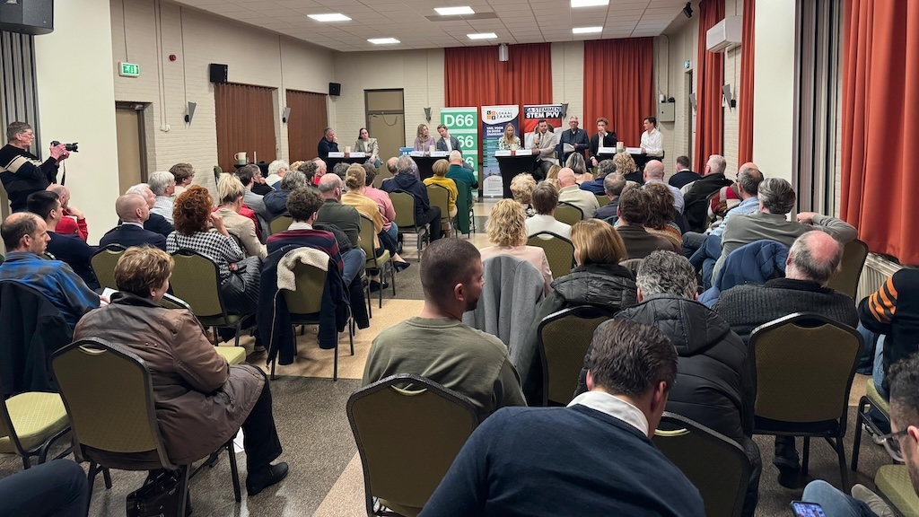 Stoelen tekort, maar weinig oppositie bij debat Dorpscontact Westzaan