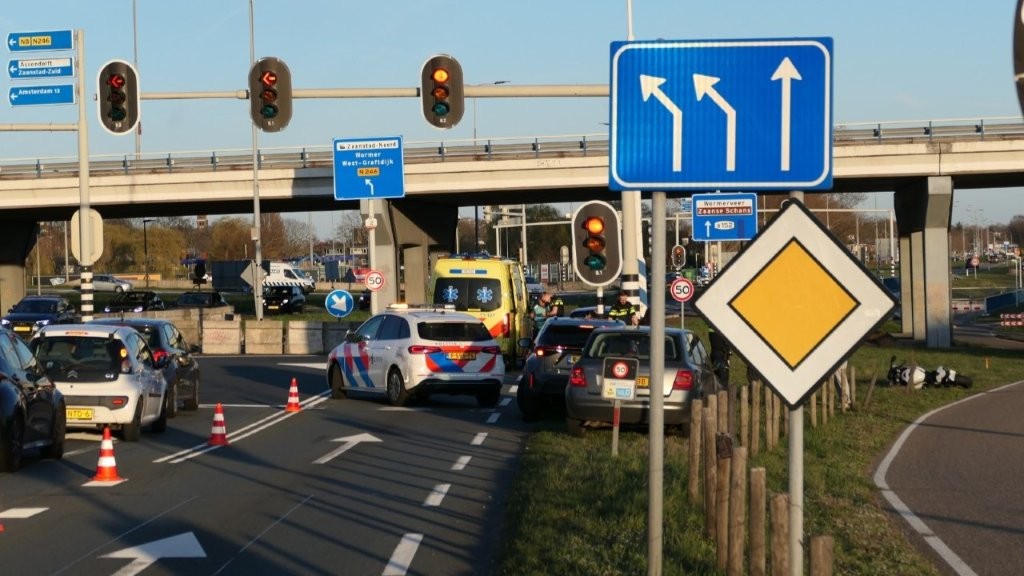 Motorrijder onderuit na botsing op N203 (Wormerveer)