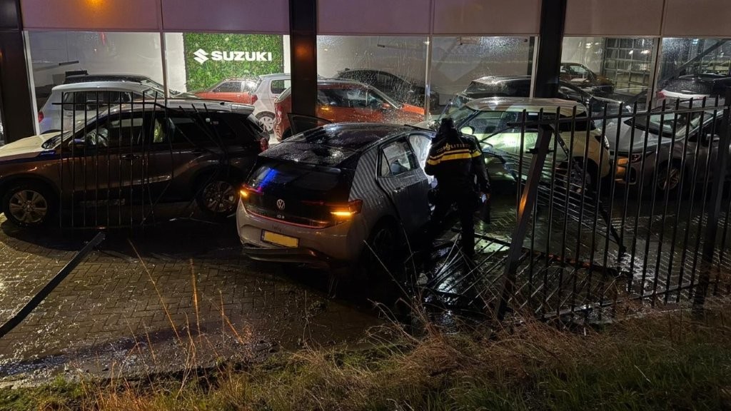 Ravage nadat auto dwars door hek Suzuki Jonker in Zaandam rijdt