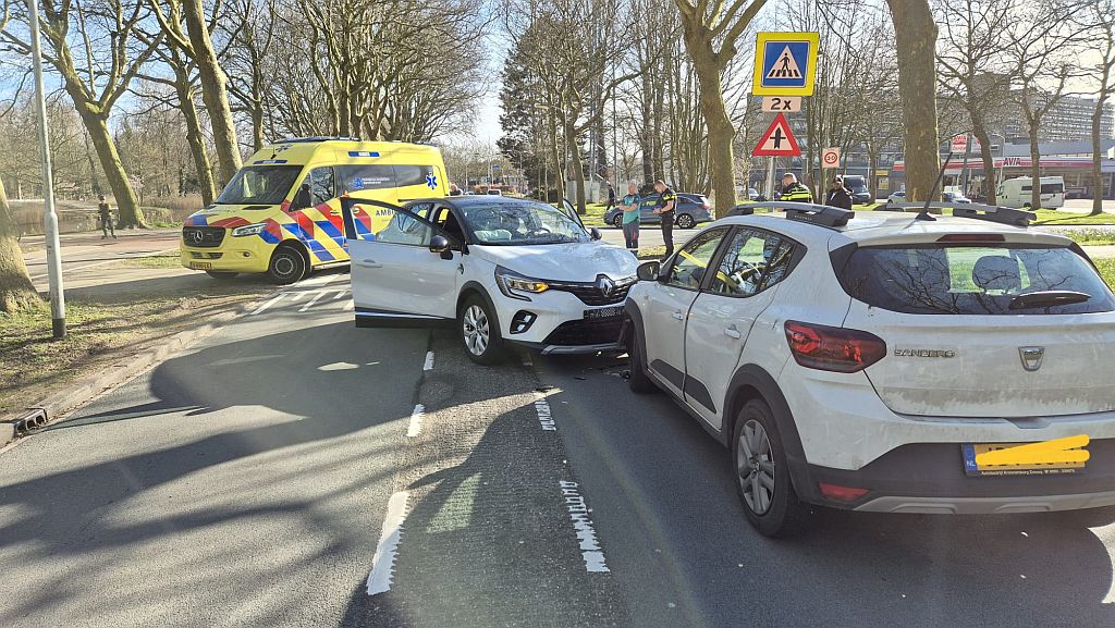 Automobilist raakt taxibus en auto bij De Weer
