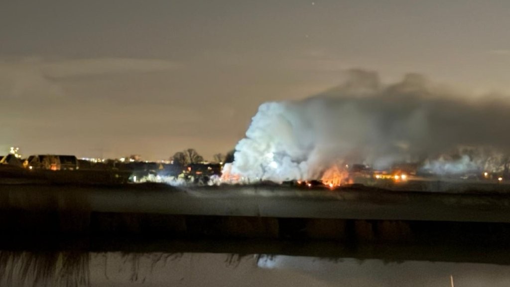 Brandweer uren bezig met rietbrand in Westzaan
