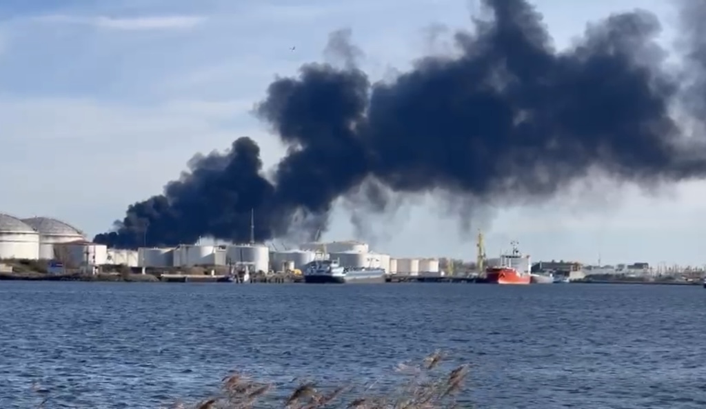 Dikke zwarte rookwolken uit Westelijk havengebied ??