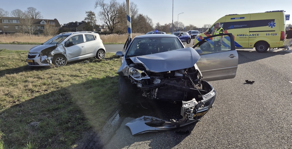 Botsing zorgt voor file op Kolkweg in Oostzaan