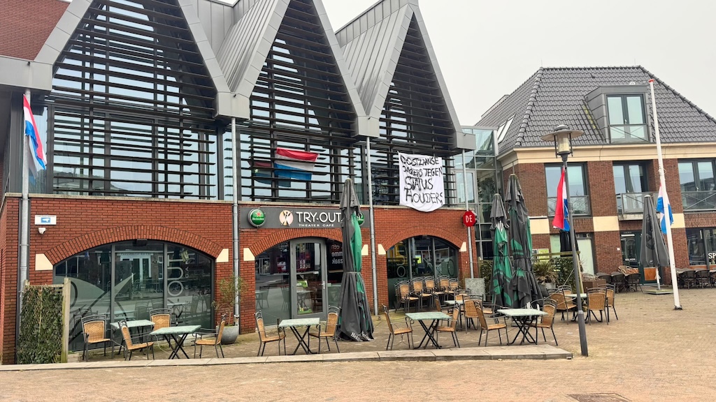 Spandoeken tegen statushouders opgehangen in Oostzaan