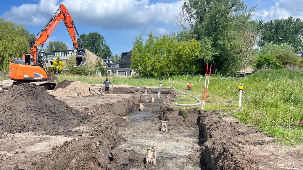 Kraaien bouwen: eerst clubhuis, dan velden